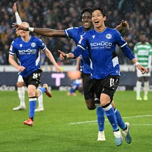 Masaya Okugawa bejubelt ein Tor bei Arminia Bielefeld