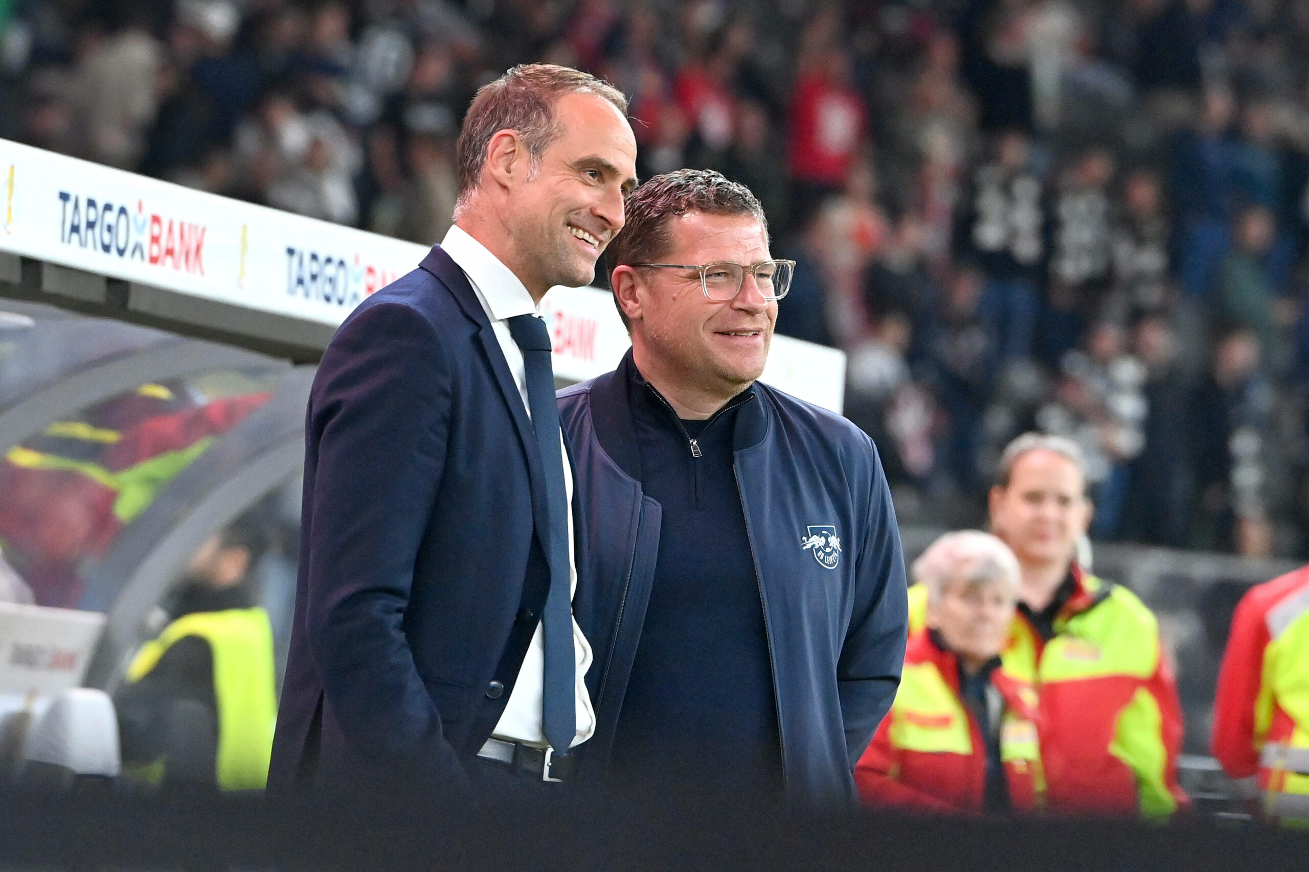 Oliver Mitzlaff und Max Eberl glücklich nach dem Pokalsieg 2023