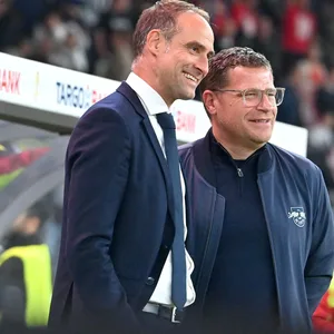 Oliver Mitzlaff und Max Eberl glücklich nach dem Pokalsieg 2023