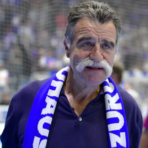 Heiner Brand mit Fan-Schal