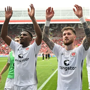 So jubelte St. Pauli nach dem Auswärtssieg im Juli 2023.