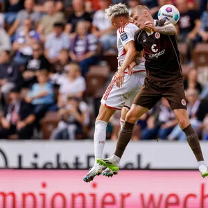 Eric Smith im Kopfballduell mit Düsseldorfs Niemiec