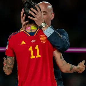 Luis Rubiales küsst Jennifer Hermoso