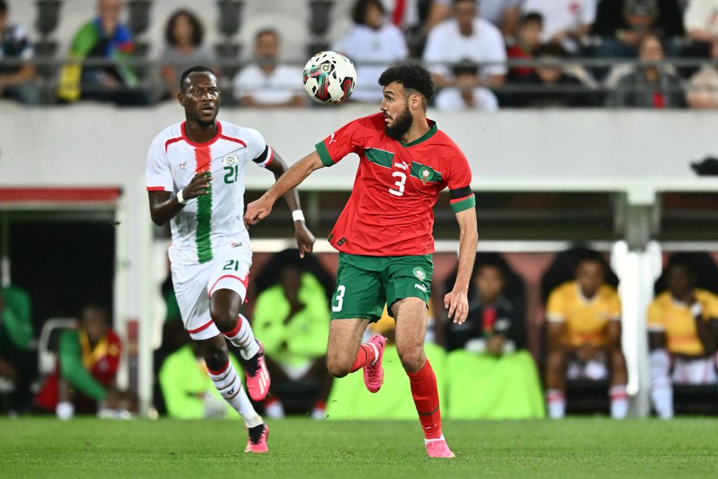 Noussair Mazraoui im Zweikampf um den Ball