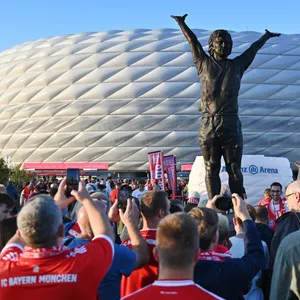 Das Gerd Müller Denkmal vor der Allianz Arena.