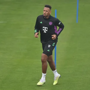 Jerome Boateng joggt beim Training über den Platz