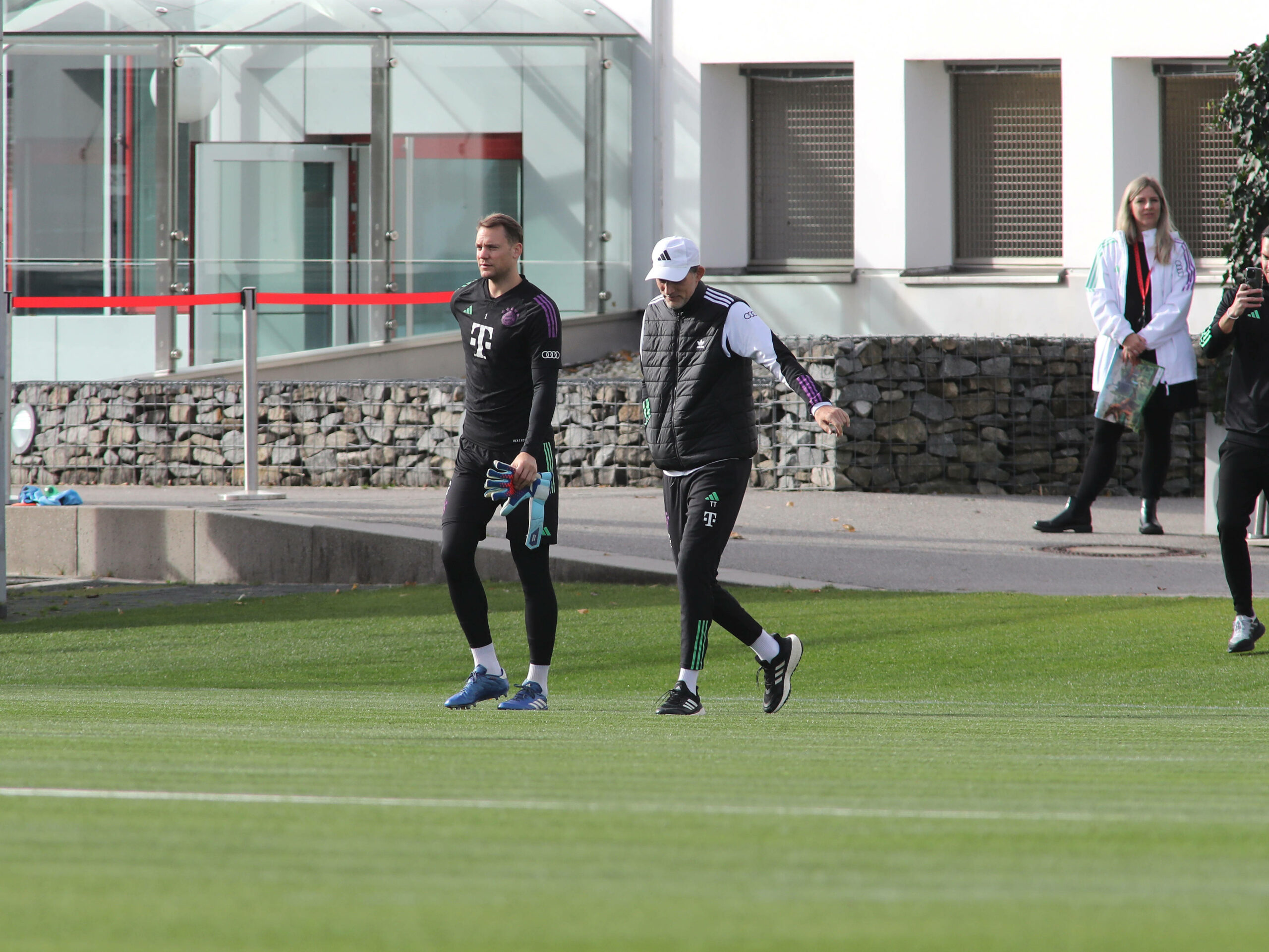 Manuel Neuer und Thomas Tuchel laufen auf den Trainingsplatz