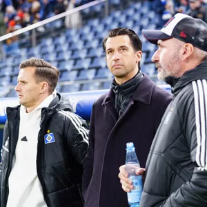 Claus Costa, Jonas Boldt und Tim Walter an der Seitenlinie