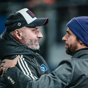 Tim Walter und Martin Harnik tauschen sich aus.
