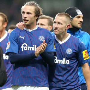 Fiete Arp steht Arm in Arm mit Lewis Holtby