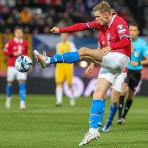 David Zima schlägt den Ball weg