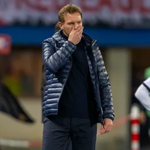 Julian Nagelsmann hält sich die Hand vor den Mund