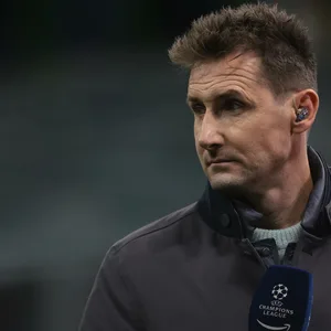 Miroslav Klose mit Champions League Mikrofon in der Hand