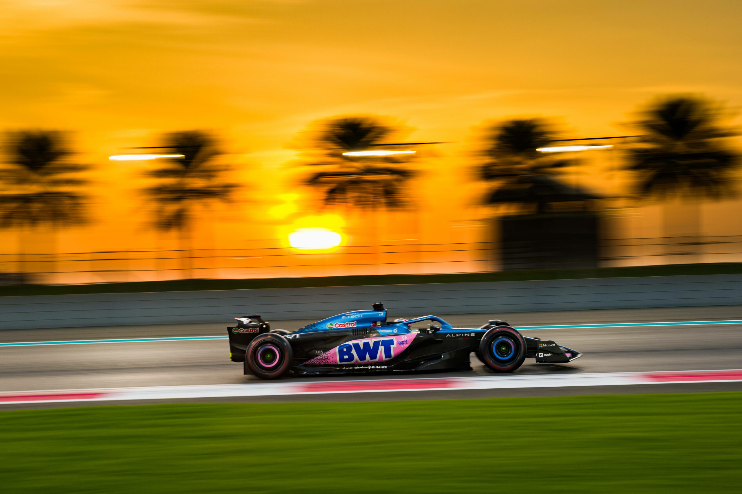 Formel-1-Auto vor dem Sonnenuntergang in Abu Dhabi