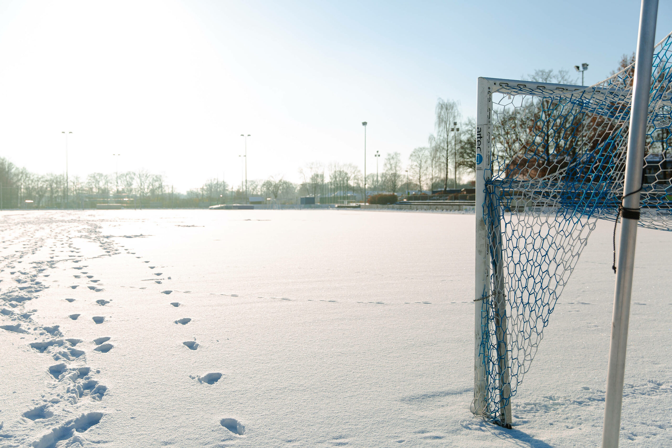 Foto eines verschneiten Fußballplatzes