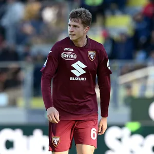 In Tschechien haben es die Kaderplaner nicht so eilig wie die in Deutschland, denn anders als hierzulande ist das Transferfenster dort noch bis zum 22. Februar geöffnet. Wohl auch deshalb stand der Wechsel von David Zima zu Slavia Prag gestern noch immer nicht offiziell fest – der MOPO aber wurde er bestätigt. Der Abwehrmann geht vom FC Turin zu seinem Ex-Klub und nicht nach Hamburg, auch wenn noch mal Gerüchte über eine neuerliche Wende aufkamen und in Tschechien sogar berichtet wurde, dass der HSV das Angebot für eine Kaufoption im Sommer auf sieben Millionen Euro erhöht haben soll. Wie auch immer.Der HSV geht ohne Zima, und womöglich ganz ohne die erhoffte Verstärkung für die Innenverteidigung in die Rückrunde. Bis 18 Uhr sind Wechsel nach Deutschland heute noch möglich – konkrete Anzeichen gab es vorm Deadline Day aber nicht.