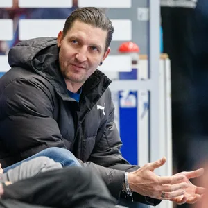 Stefan Kretzschmar am Spielfeldrand eines Handball-Spiels