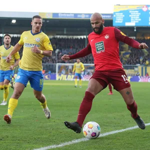 Kaiserslautern-Stürmer Terrence Boyd im Dribbling gegen Eintracht Braunschweig