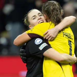 Laura Freigang umarmt Torhüterin Lena Pauels