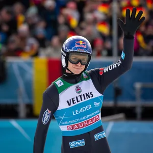 Andreas Wellinger hebt die Hand