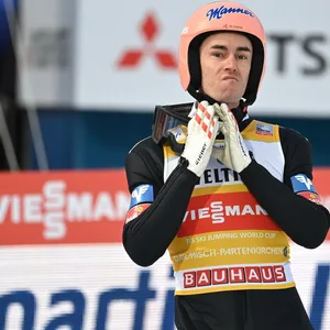 Stefan Kraft hadert nach seinem Sprung in Garmisch-Partenkirhcen.
