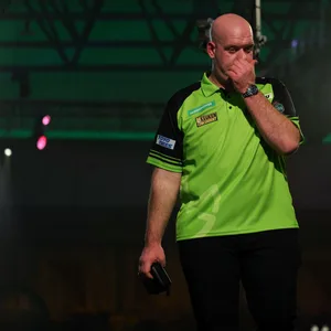 Michael van Gerwen ist nach seinem Viertelfinal-Aus niedergeschlagen.