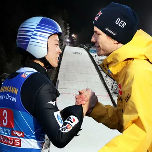 Kobayashi und Wellinger geben sich die Hand