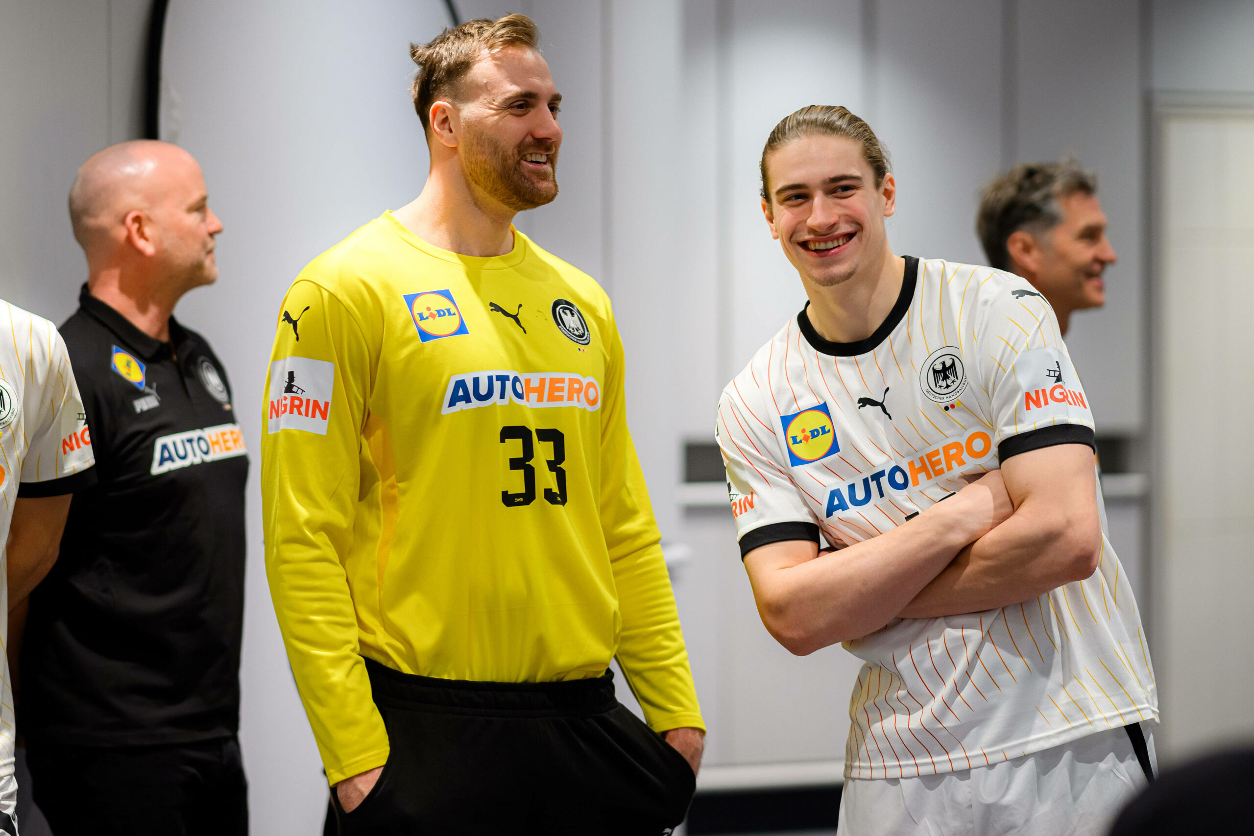 Juri Knorr und Andreas Wolff lachend in Handball-Trikots