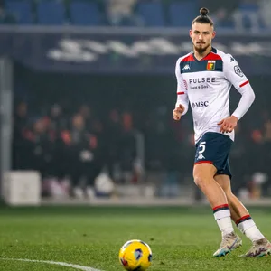 Radu Dragusin auf dem Feld am Ball