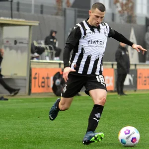 Stefan Lainer schlägt eine Flanke