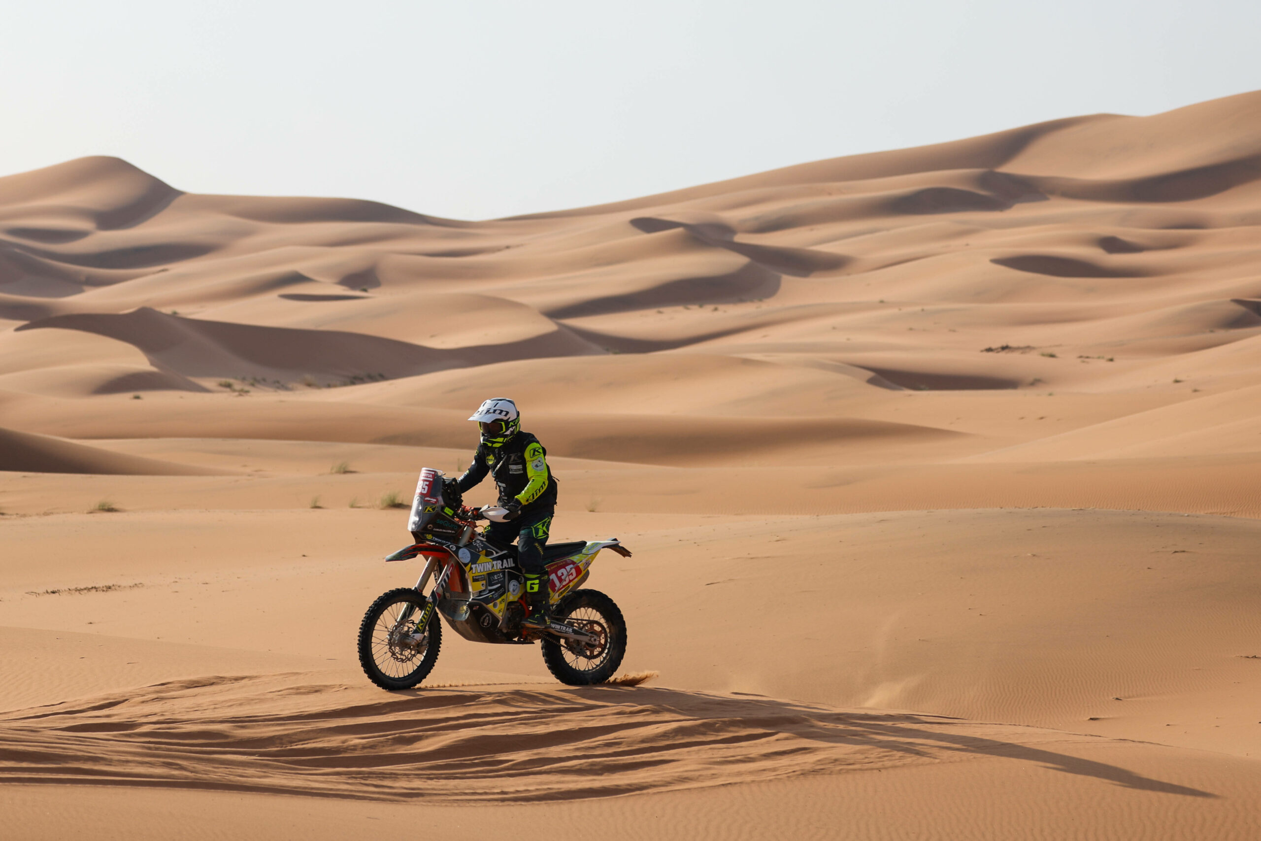 Carles Falcon auf seinem Motorrad in der Wüste