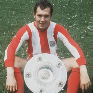 Franz Beckenbauer mit Meisterschale in 1969