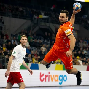 Dani Baijens wirft einen Ball bei der EM