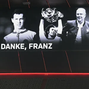 Fotos von Franz Beckenbauer auf der Anzeigetafel der Allianz Arena
