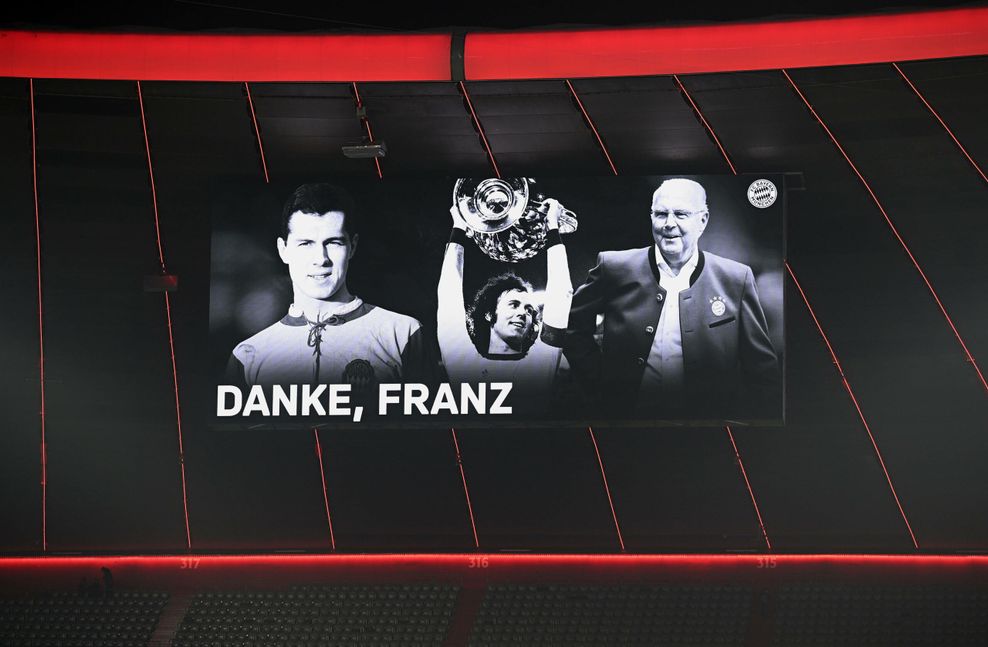 Fotos von Franz Beckenbauer auf der Anzeigetafel der Allianz Arena