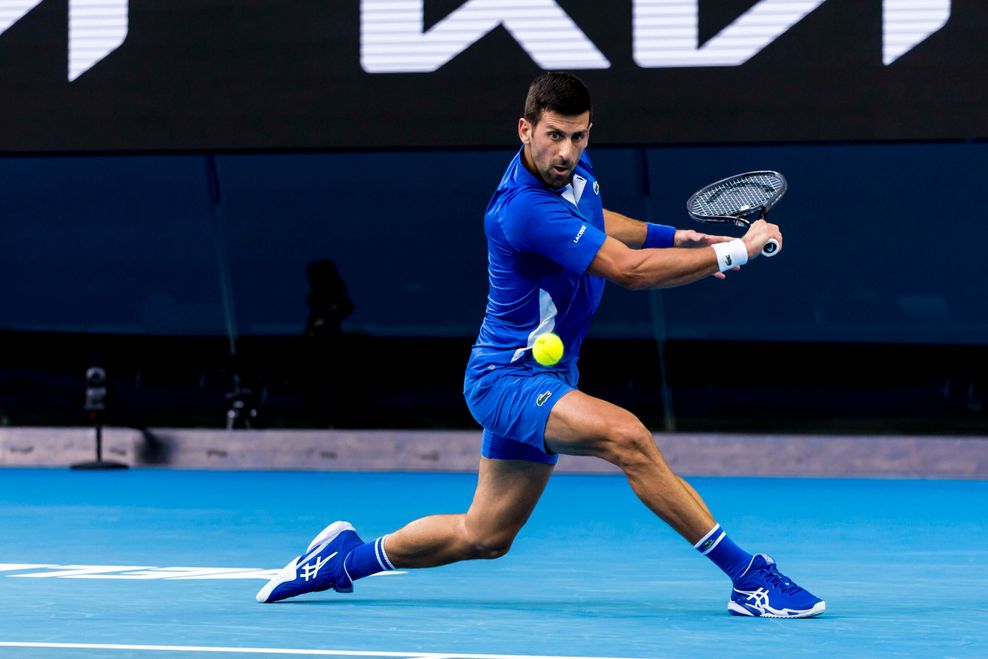 Novak Djokovic mit einem Rückhandschlag