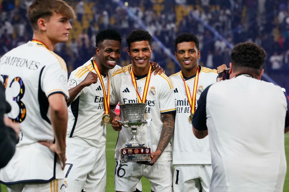 Vinicius Junior, Vinicius Tobias und Rodrygo halten den Pokal in den Händen