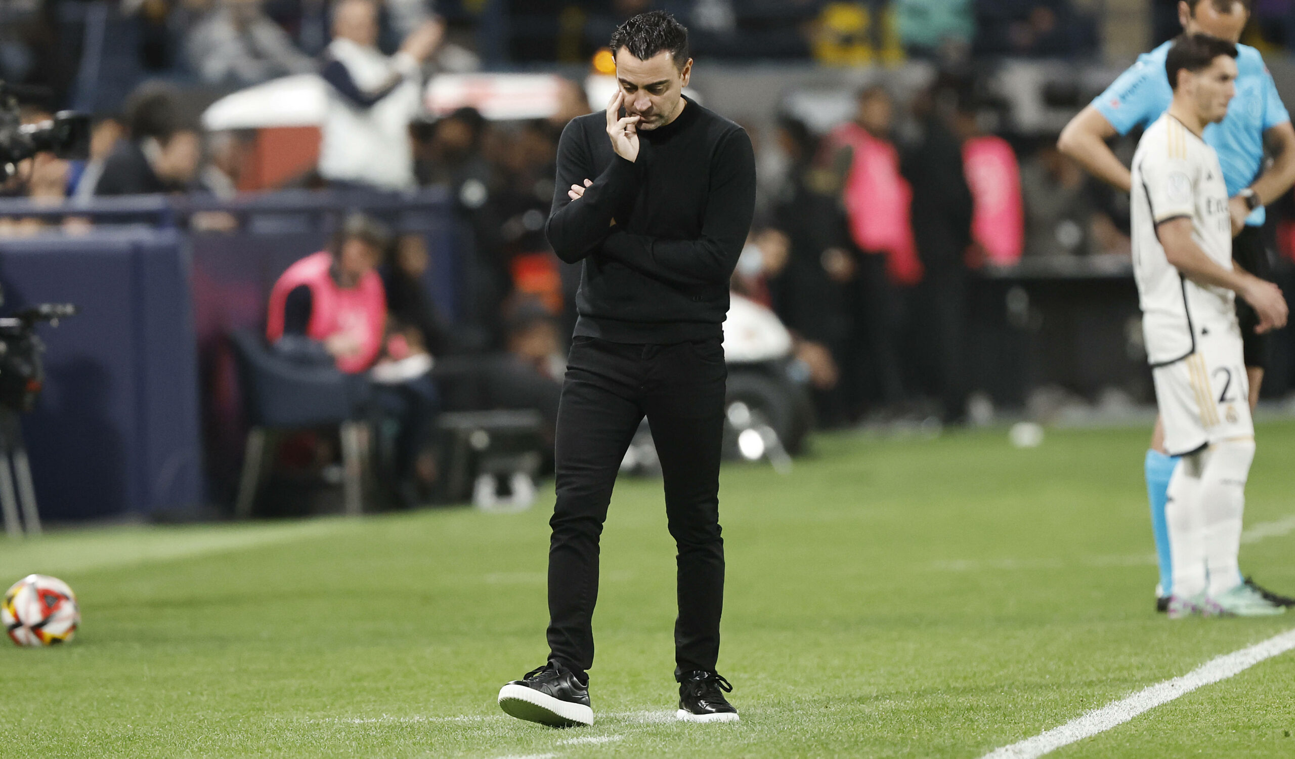 Barça-Coach Xavi nachdenklich am Rand des Platzes