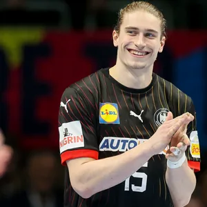 Juri Knorr lächelt breit in die Kamera