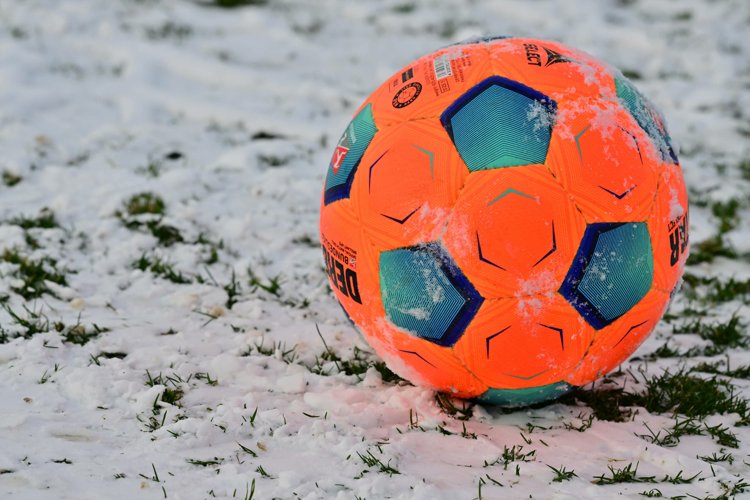 Orangener Ball in der Bundesliga bei Schnee