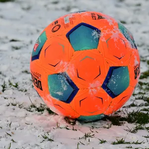 Orangener Ball in der Bundesliga bei Schnee