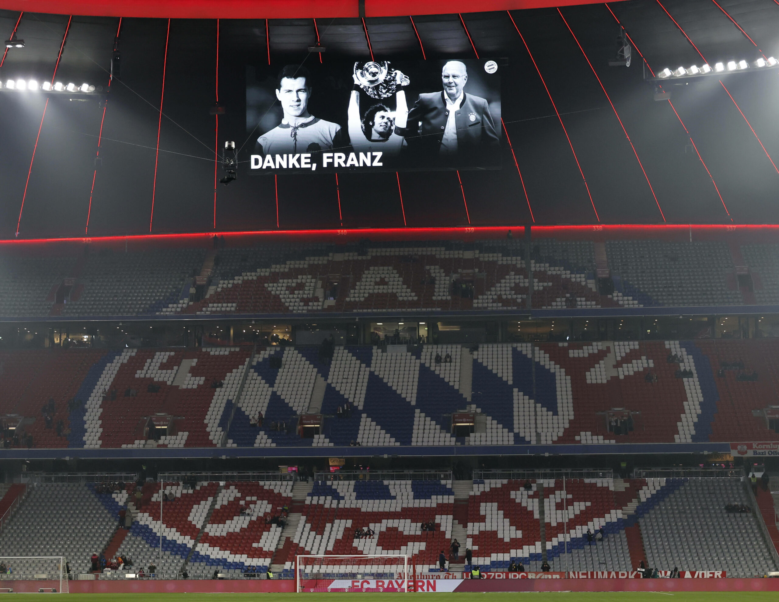 „Danke Franz“-Schriftzug auf den Bildschirmen in der Allianz Arena
