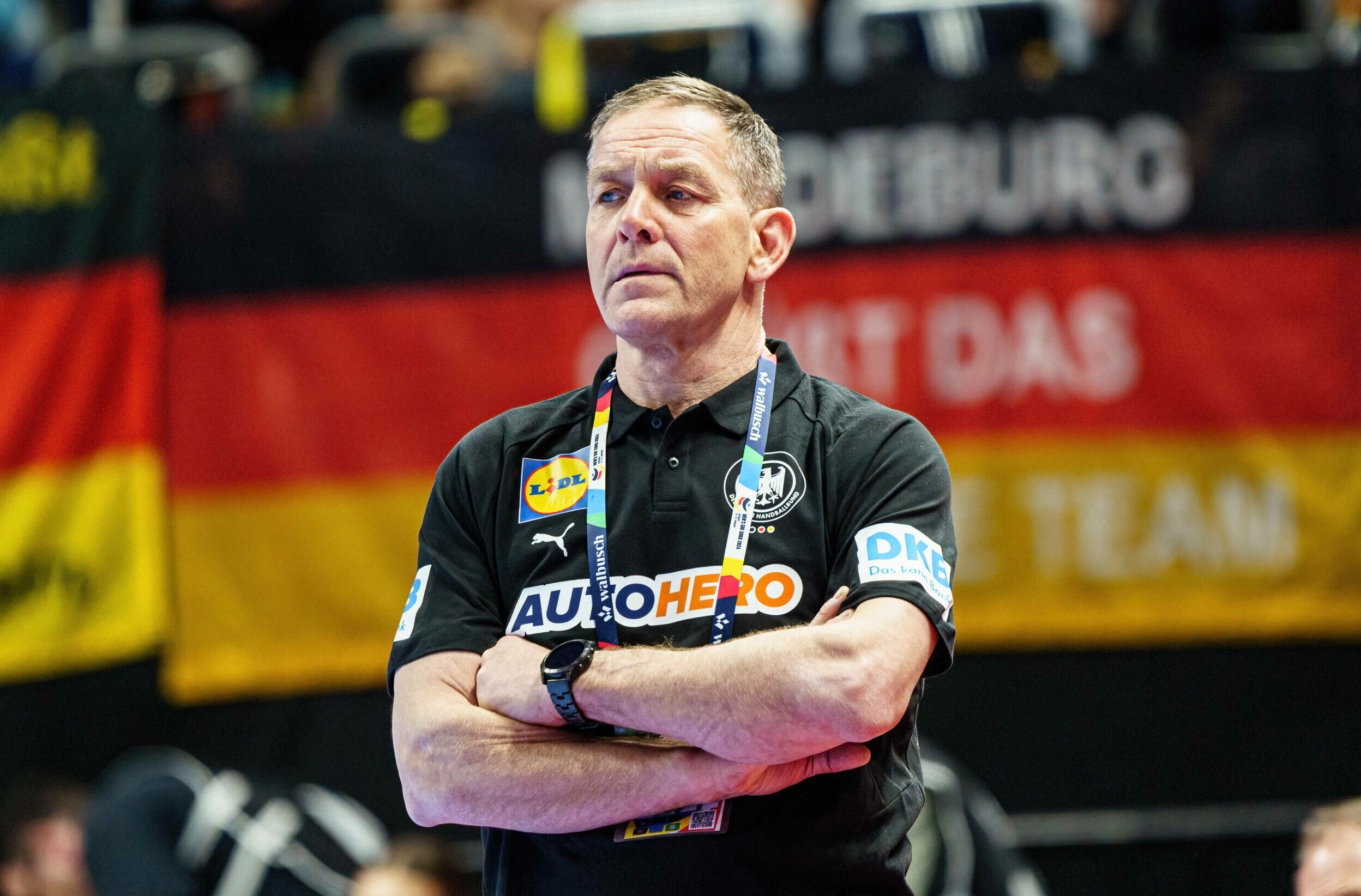 Handball-Bundestrainer Alfred Gislason schaut ernst