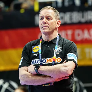 Handball-Bundestrainer Alfred Gislason schaut ernst