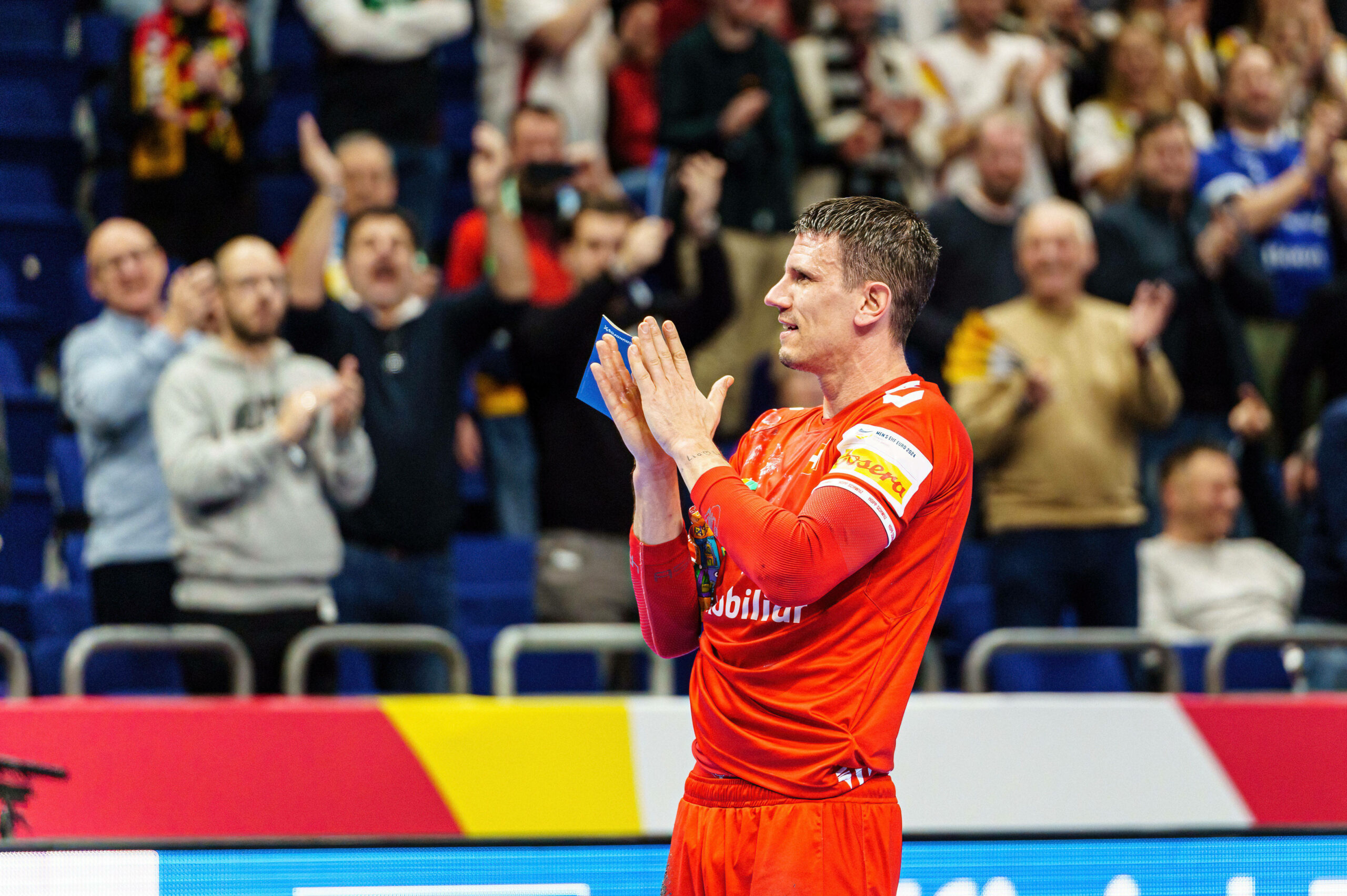 Andy Schmid bedankt sich nach seinem letzten Spiel auf der großen Handball-Bühne bei den Zuschauern.