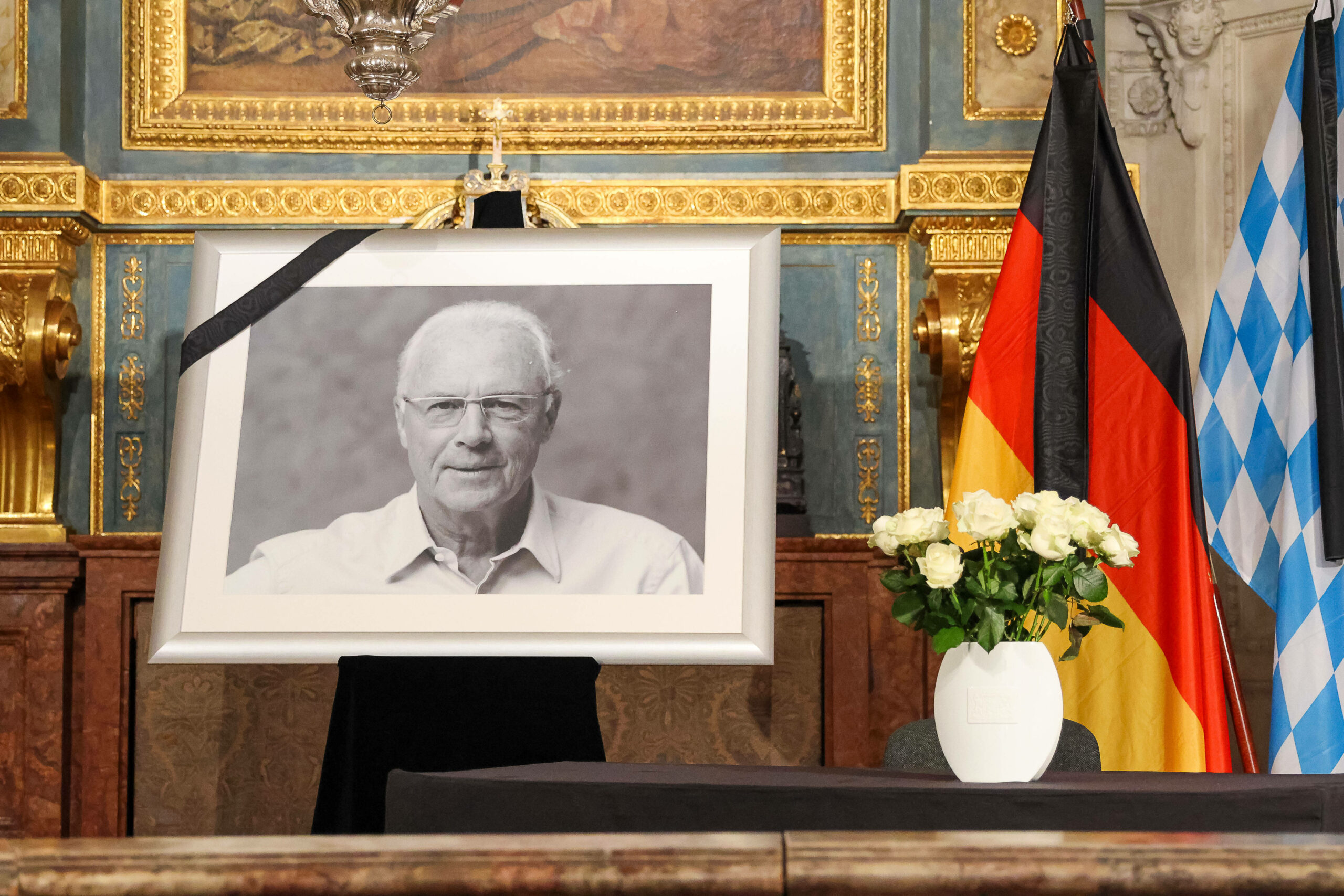 Franz Beckenbauers Portrait neben seinem Kondolenzbuch