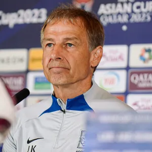 Jürgen Klinsmann schaut bedient auf der Pressekonferenz