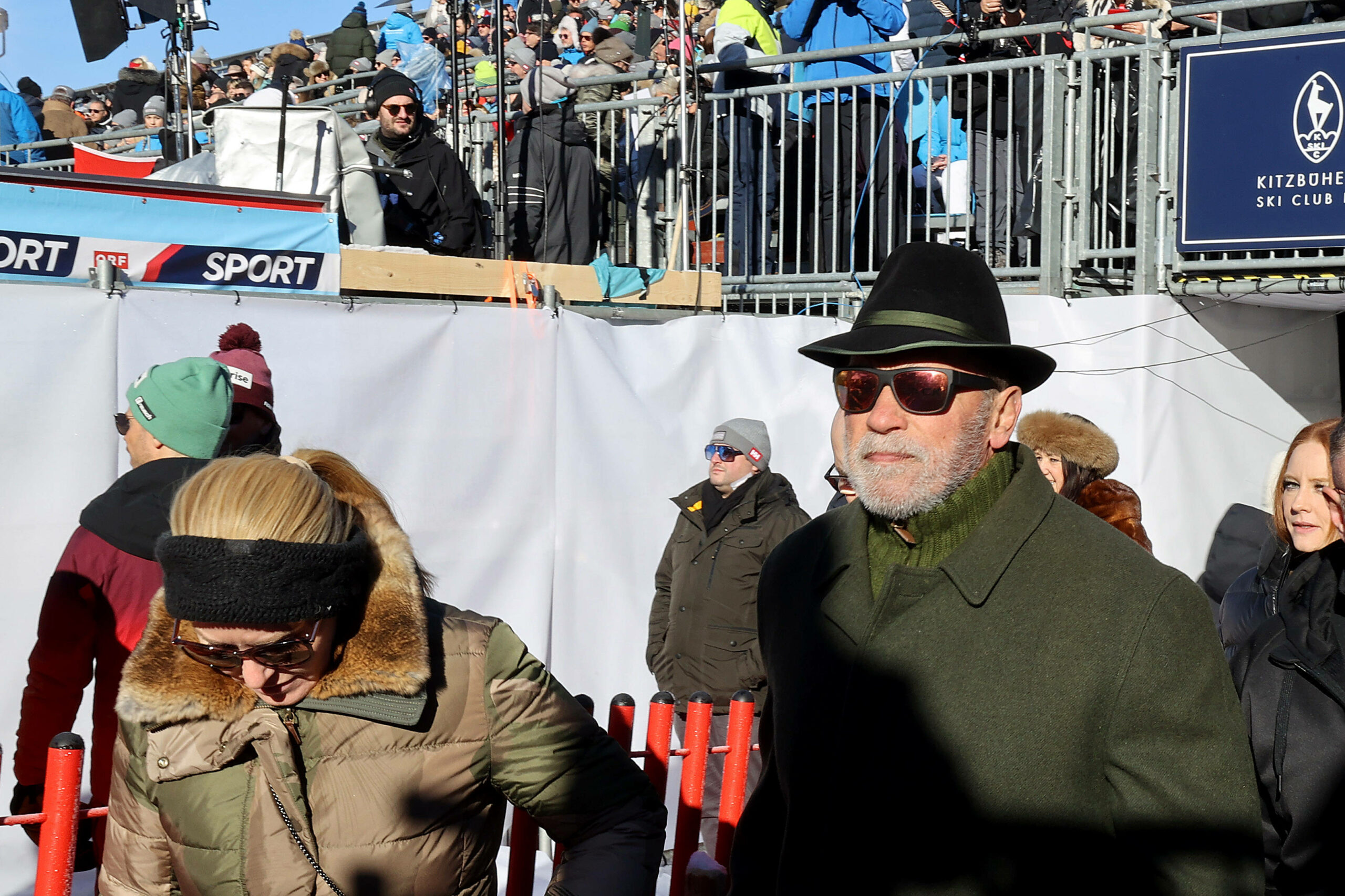 Arnold Schwarzenegger auf dem Weg ins Stadion mit Sonnenbrille und Hut