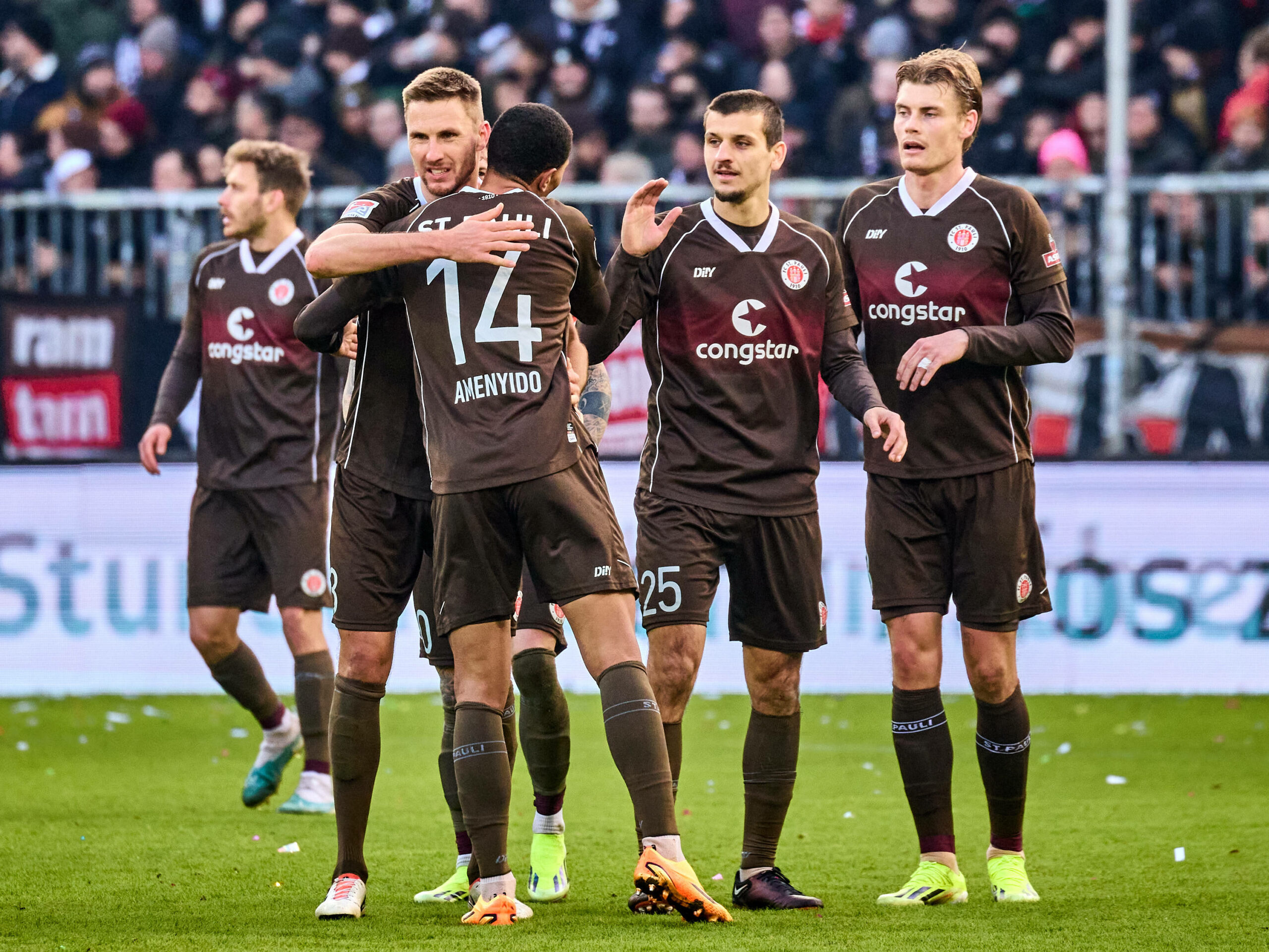 St. Pauli-Spieler jubeln