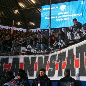 Foto des Stuttgarter Gästeblocks mit Plakaten